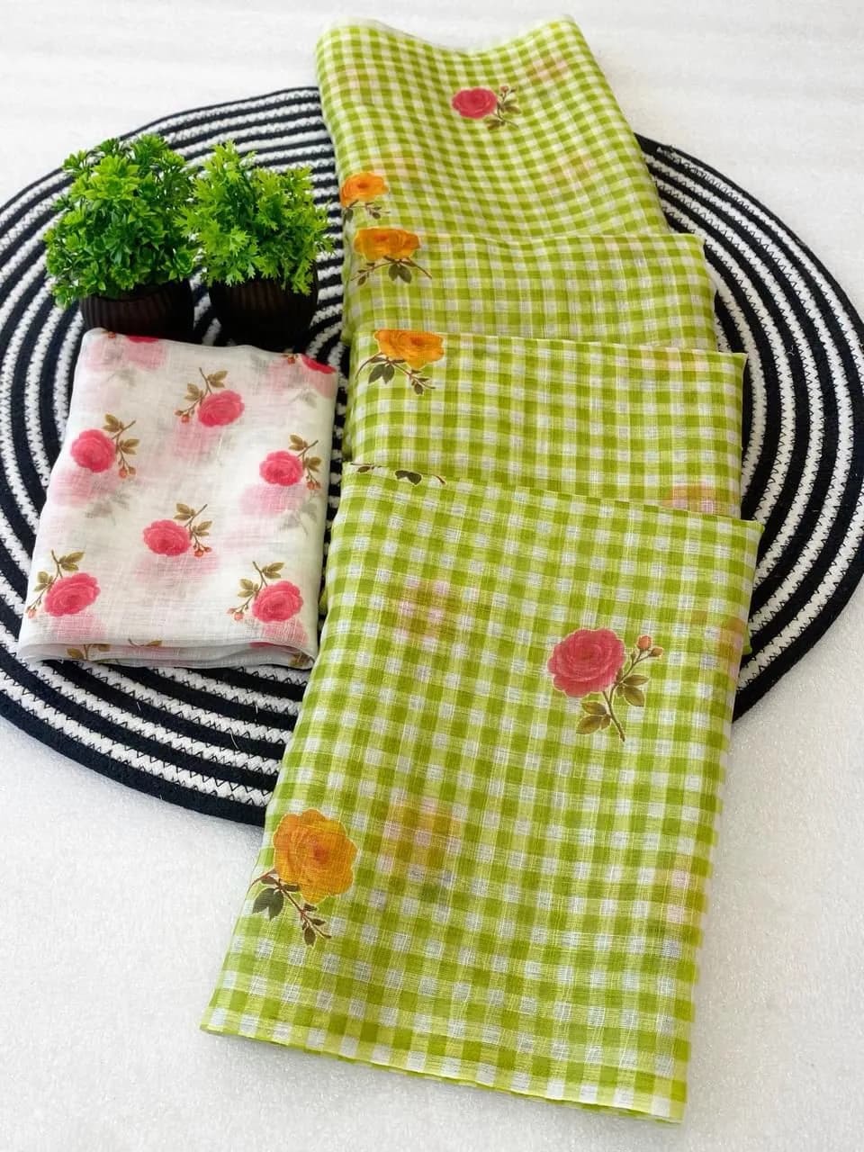 🍁🍁Trending Pure Linen Cotton Sarees With Unstitched Blouse🍁🍁