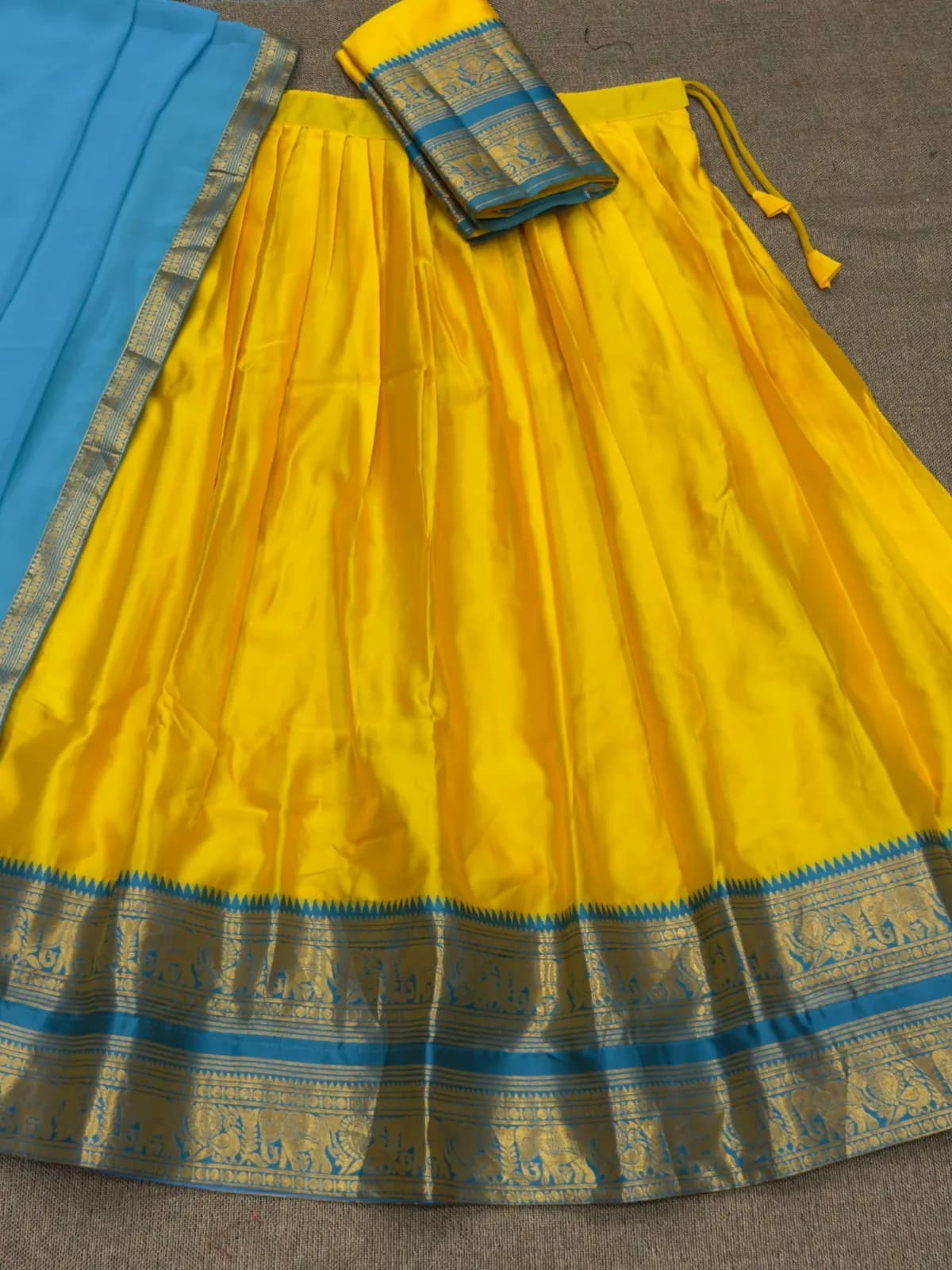 🌸🎉Ethnic Beautiful Kanjivaram Half-Saree Set😍🎉